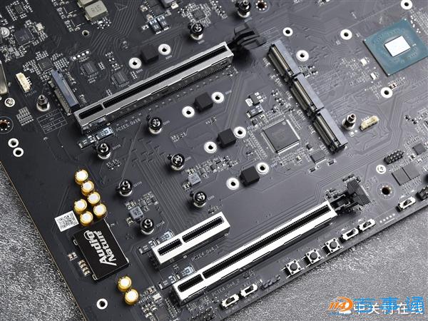 主板上的PCI-E插槽有什么不一样：一文就读懂